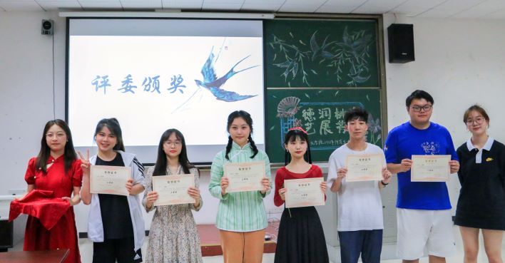 挂网站 团委学生会主要学生干部为获奖选手颁奖.jpg