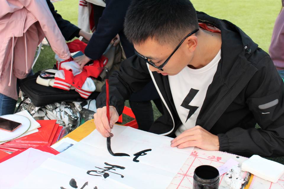 志愿者在写书法.jpg